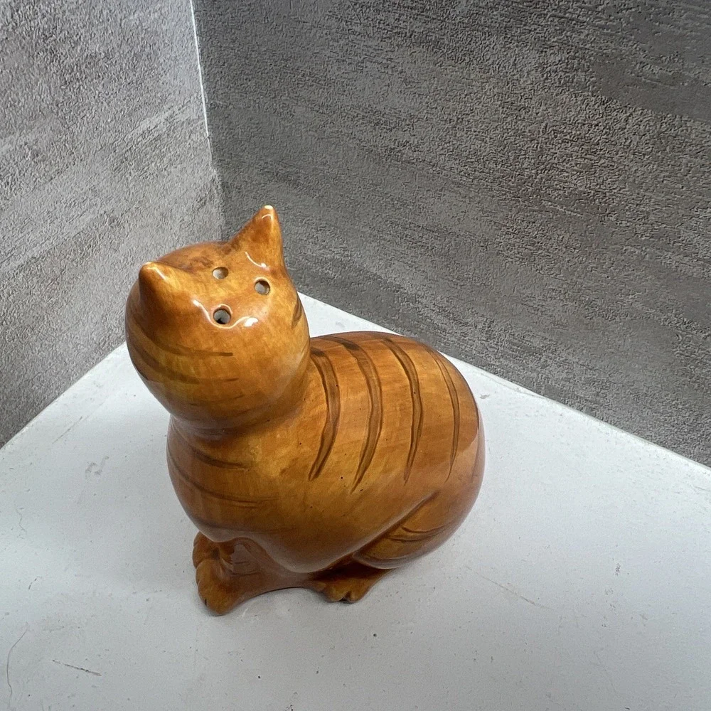 Linda Spivey Farmhouse Country Cats Salt Shaker Tabby